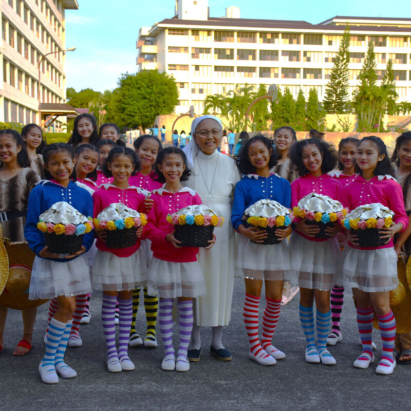Fête de Pâques dans notre Village pour Filles aux Philippines avec Sœur Elena, Directrice de la congrégation des Sœurs de Marie